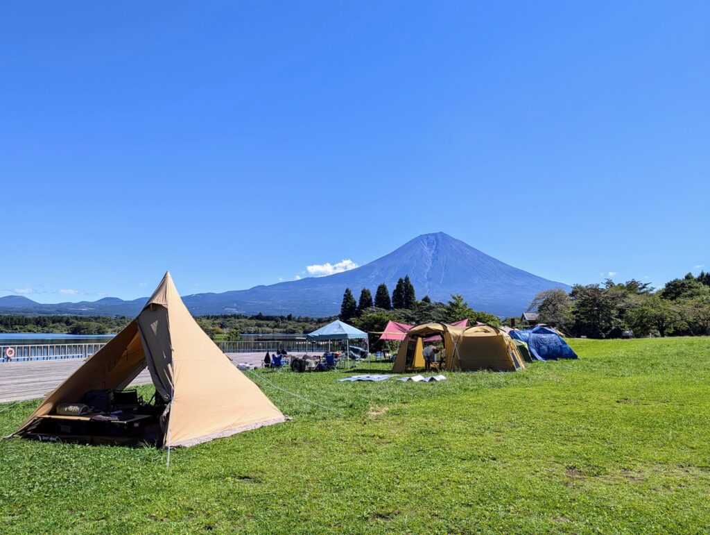 富士山の麓にテント