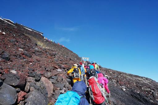 多くの人が山登りをしている