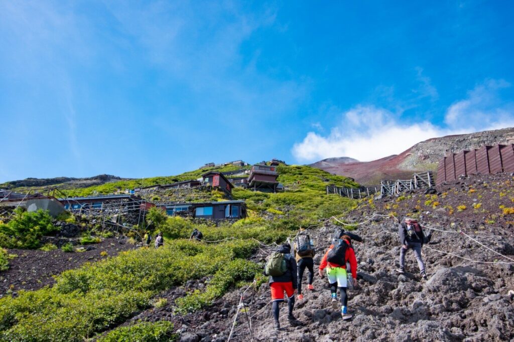 四人で石のあるところの山登り