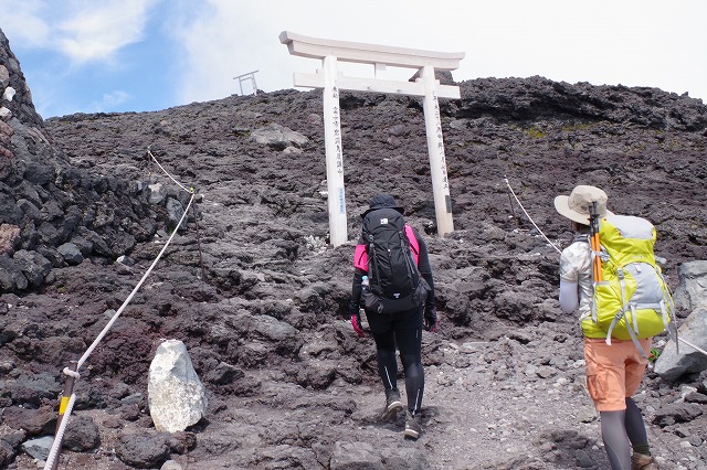 山登りしている二人