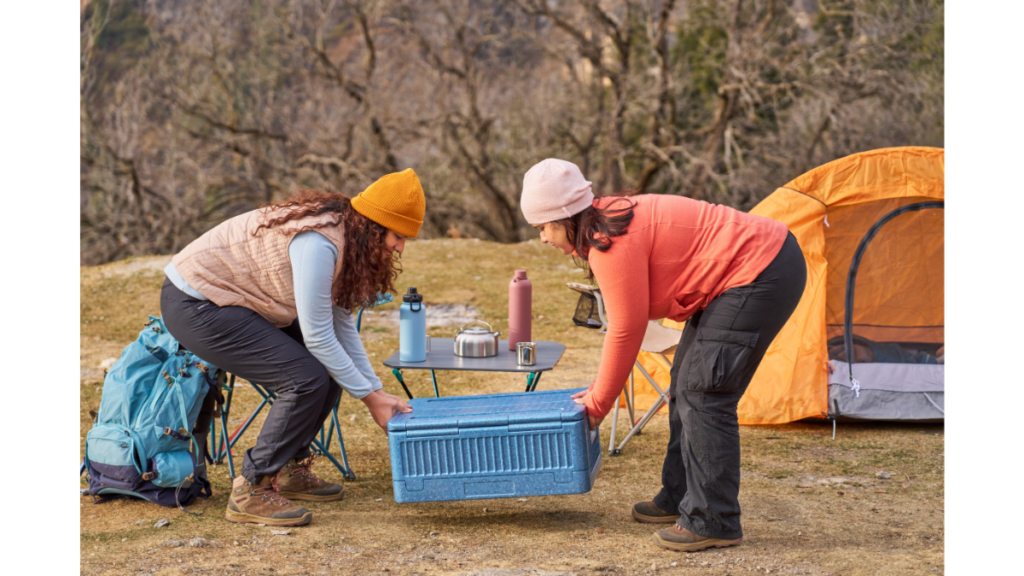 女性が二人で荷物を運んでいる