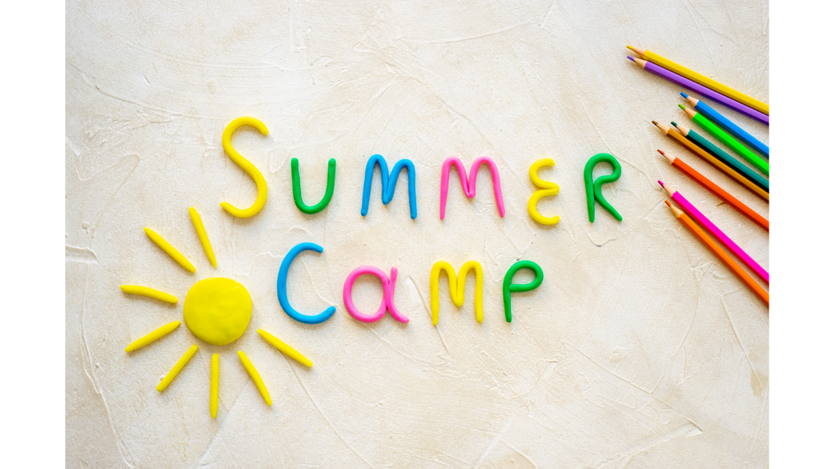 summer camp とカラフルに書いてある