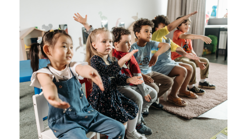 手をあげて横に並んでいる子供たち