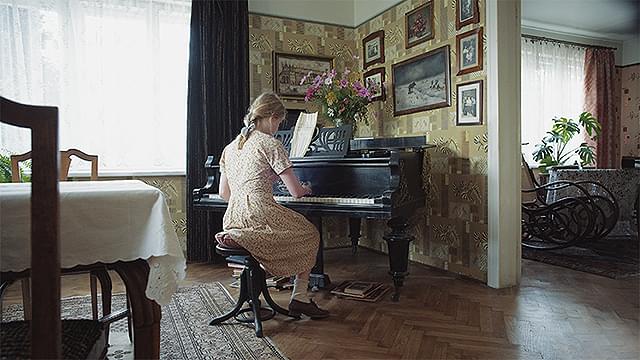 象徴的な赤い画面の演出